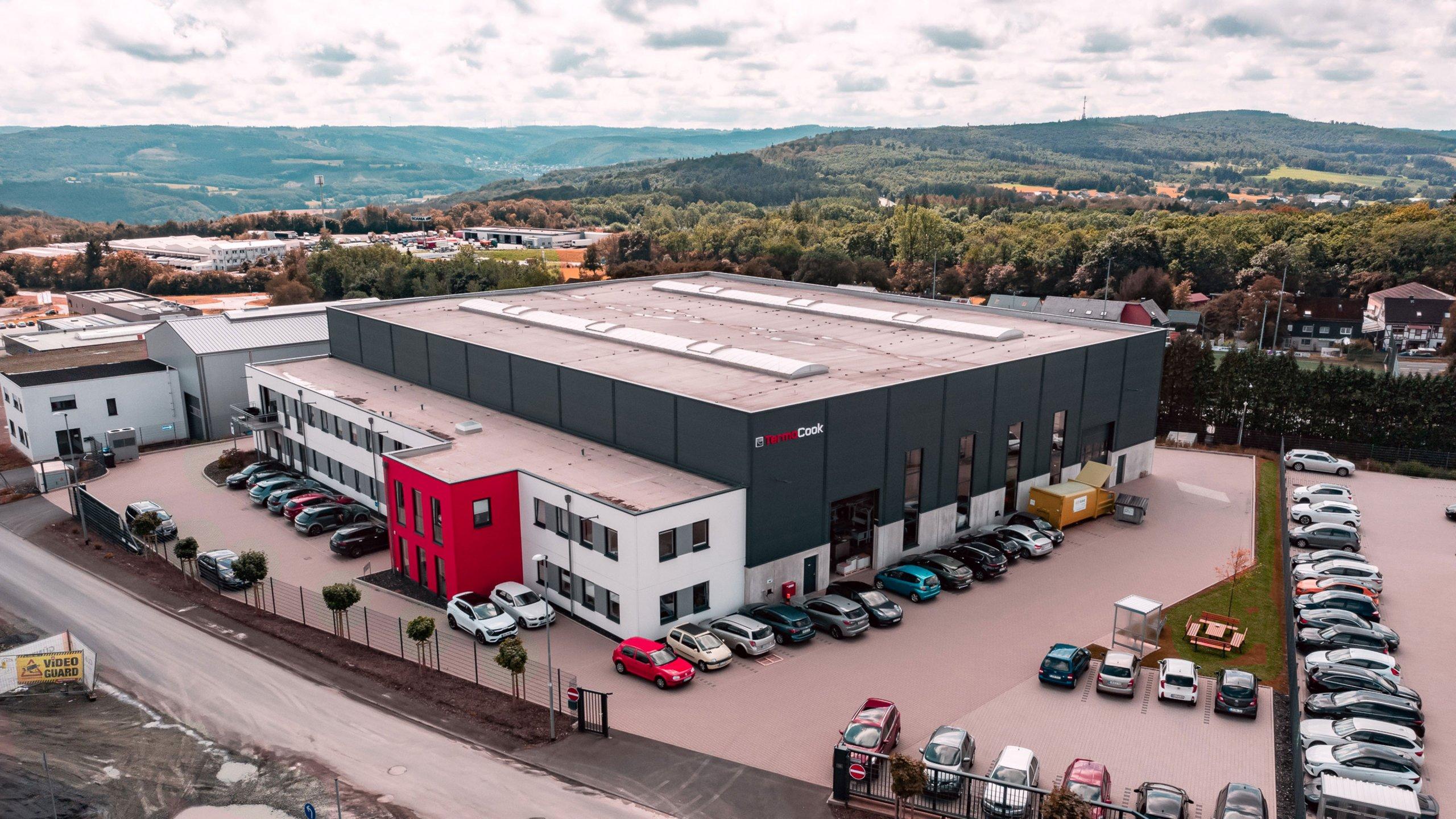 Es handelt sich um eine Aufnahme aus der Luft, auf der ein großes Industriegebäude von TermaCook zu sehen ist.